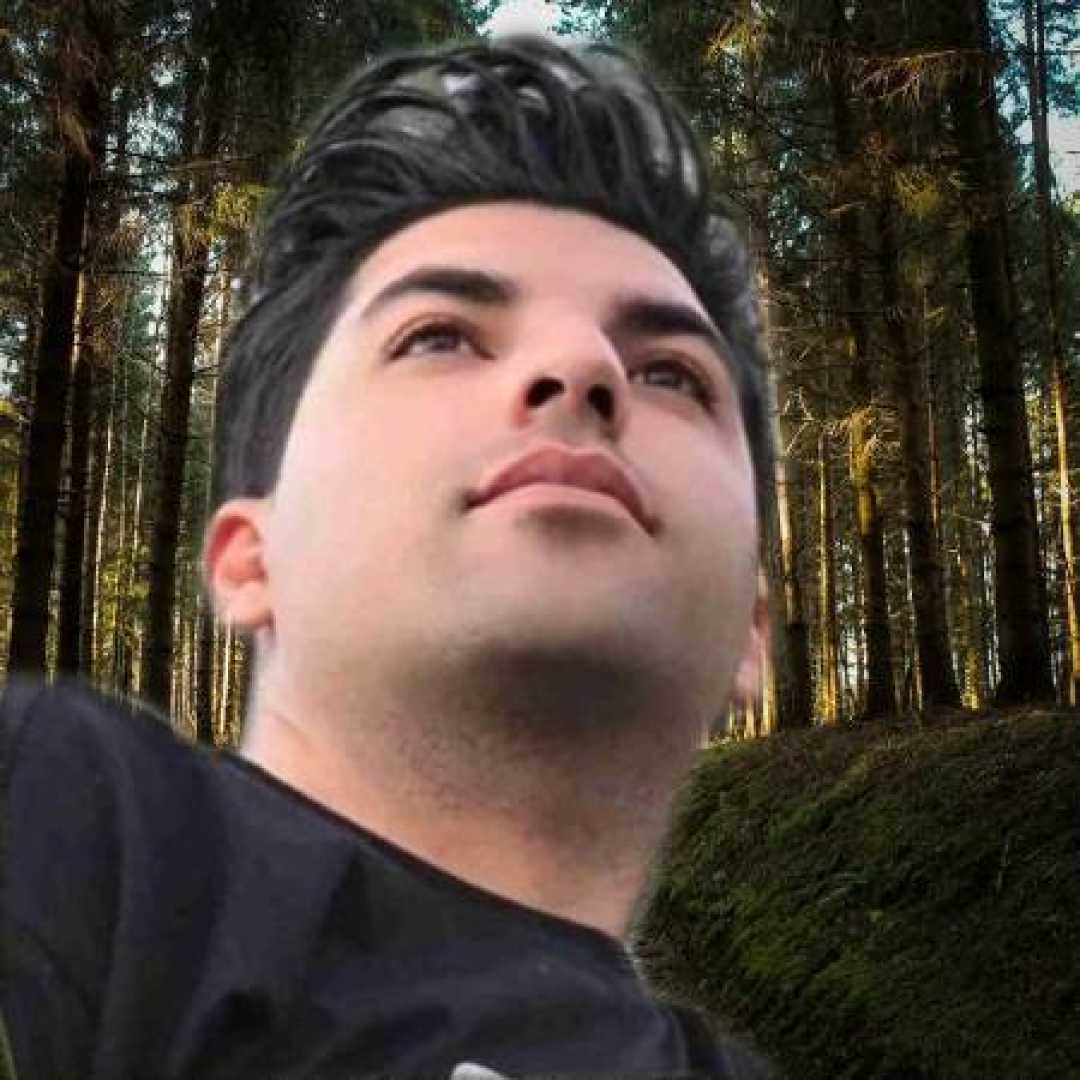 احسان آزادی دهه هشتادی