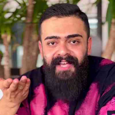 دارم از دور میبینمت علیراد