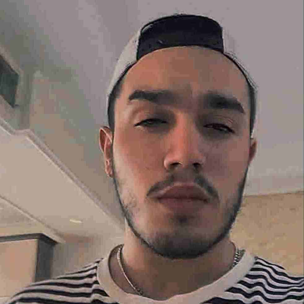 آهنگ ( دیگه ازت بدم میاد میزدی داد سرم زیاد )