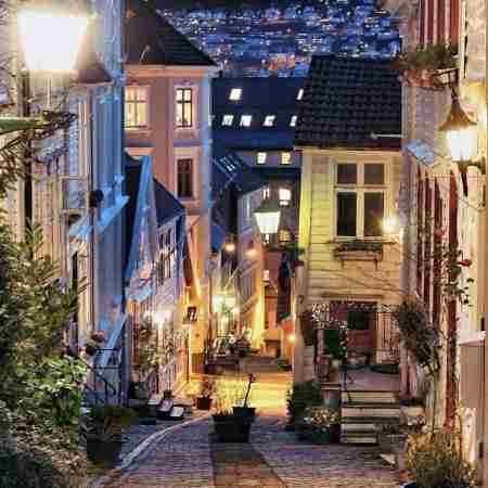 مامانی بگیر جشنی بی غمو فاتحه